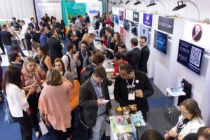 Diversas pessoas se encontrando e conversando, criando e fazendo networking.